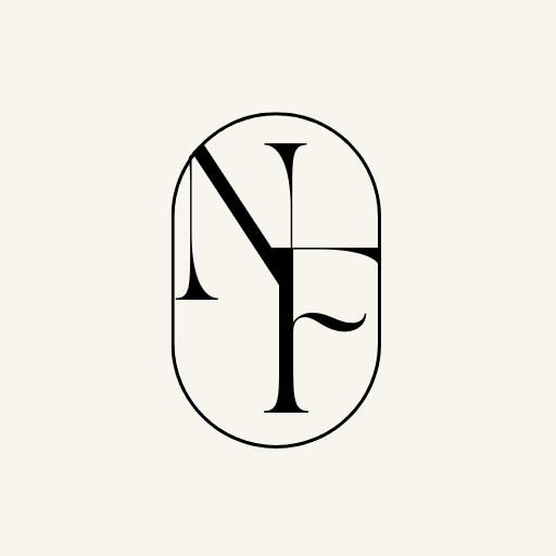 Logotipo de la marca NELLAFITS que incluye una N y F, con un ovalo a su alrededor
